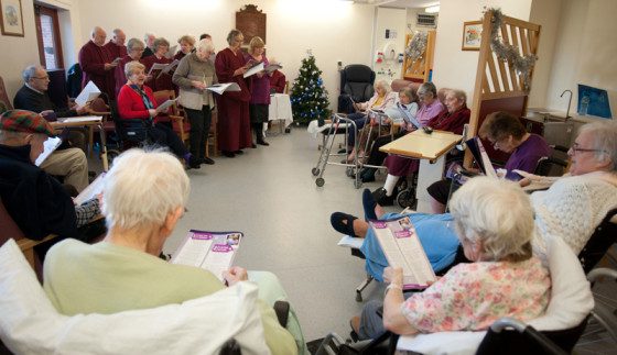 Patients-sing-along-with-the-visiting-carollers